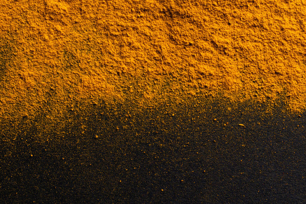 Κίτρινο χρώμα σκόνη έκρηξη σε μαύρο φόντο - Φωτογραφία, εικόνα