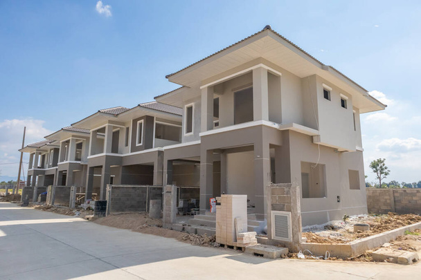 budowa nowego domu mieszkalnego w toku budowy osiedla mieszkaniowego - Zdjęcie, obraz