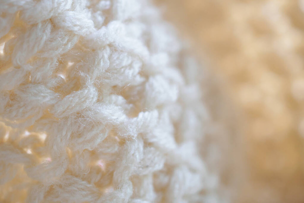 closeup beige knitted woolen fabric texture background - Foto, afbeelding