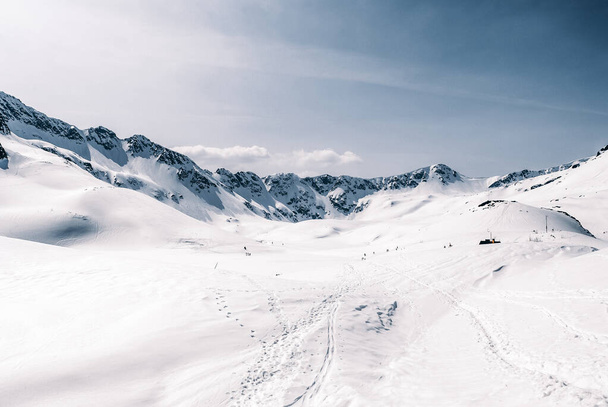 Winter mountain landscape on a sunny day, Valley of five Ponds, Tatra Mountains, Poland - Φωτογραφία, εικόνα