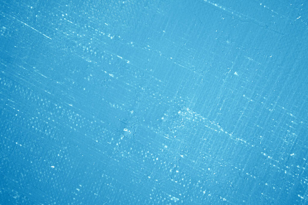 fondo abstracto azul cielo profundo, aplicado tonificación imprimación sobre una superficie blanca  - Foto, imagen