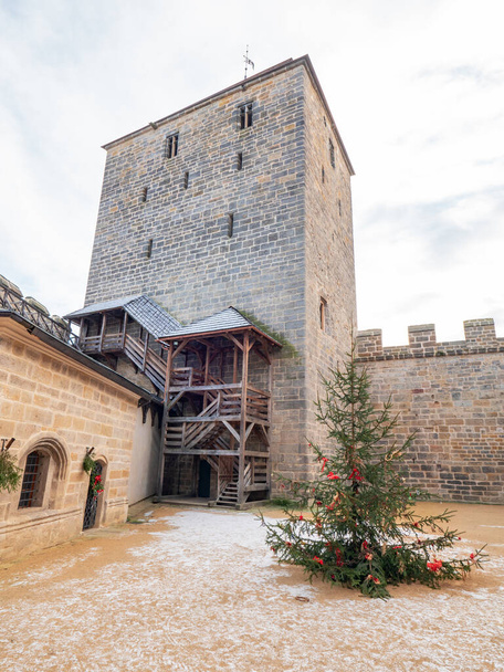 Dezember Besuch von Hrad Kost, Weihnachtsbaum im Innenhof. Architektur von der Burg Kost, Tschechien. - Foto, Bild