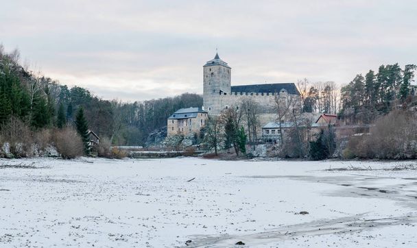ハード・コストのパノラマ。城冬の風景の中にホスト、凍結ビリー池の上に表示されます。チェコ共和国への旅行 - 写真・画像