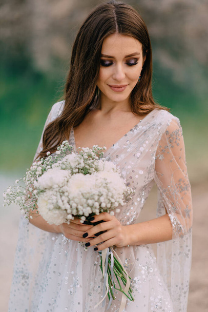 Portrait of bride with bouquet. - Valokuva, kuva