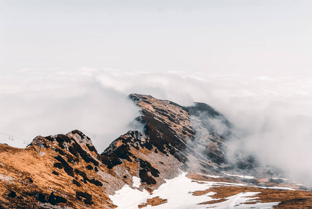 Bir bahar günü, Tatra Dağları, Polonya 'da, bulutlarla kaplı dağ zirveleri. - Fotoğraf, Görsel