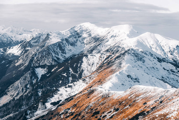Horské vrcholy v zimní krajině za jasného slunečného dne, Tatry, Polsko - Fotografie, Obrázek