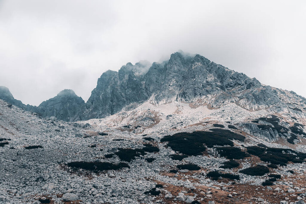Rocky βουνοκορφές στο τοπίο φθινόπωρο, Tatra Βουνό, Πολωνία - Φωτογραφία, εικόνα