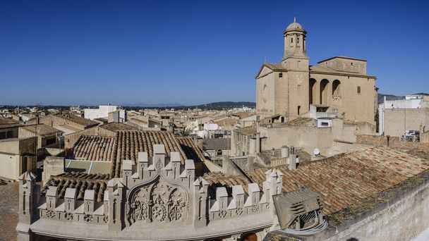 La Caixa cephesi, 1908 'de Miquel Salv tarafından Neo-Gotik tarzda inşa edildi ve kilise, LLucmajor, Mallorca, Balearic Adaları, İspanya - Fotoğraf, Görsel