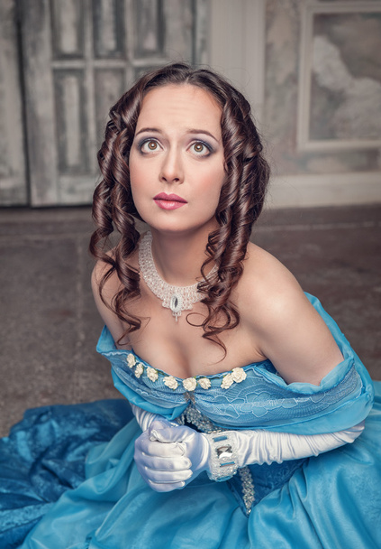 青いドレスの祈りで美しい中世女性 - 写真・画像