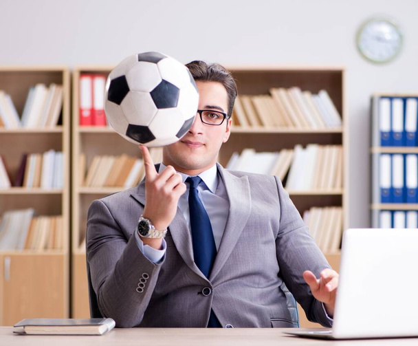 Homme d'affaires avec ballon de football au bureau - Photo, image