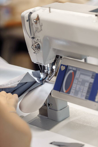 sewing machine scribbling fabric. tailoring at the factory. - Valokuva, kuva