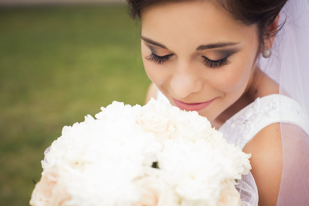 όμορφη νύφη ετοιμάζεται να παντρευτεί με λευκό φόρεμα και πέπλο - Φωτογραφία, εικόνα