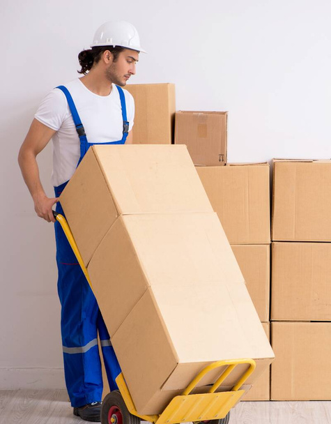joven macho profesional mover haciendo casa reubicación - Foto, imagen