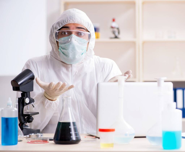 Die junge hübsche Chemikerin arbeitet im Labor - Foto, Bild