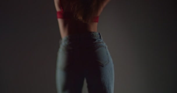 Cool dívka v podprsence a džínách pohybující se svůdně, zpomalený pohyb, mělká hloubka pole, selektivní ostření, silueta - Záběry, video