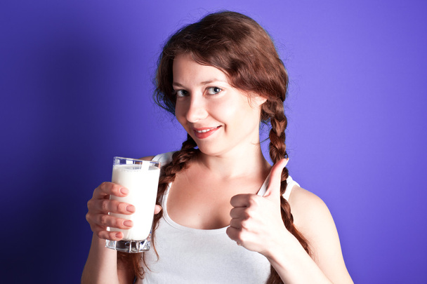 nő élvezni egy pohár tej - Fotó, kép