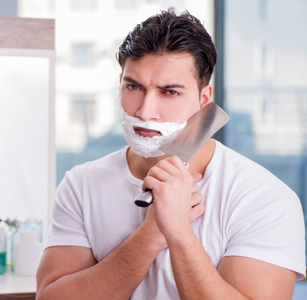 Fiatal jóképű férfi borotválkozik reggel - Fotó, kép