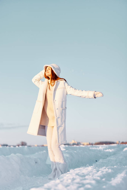 piękna kobieta w białym płaszczu w kapeluszu zimowy spacer krajobraz Świeże powietrze - Zdjęcie, obraz