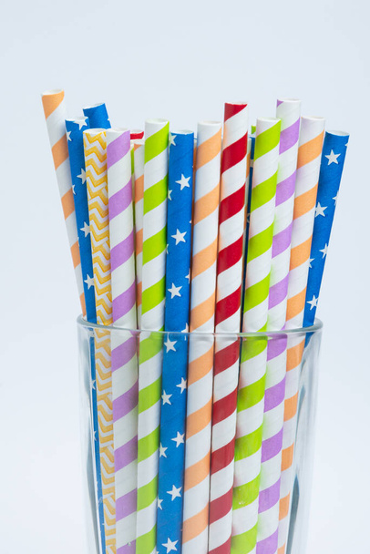 Colorate cannucce di carta per cocktail estivi su sfondo bianco. Copia spazio. - Foto, immagini