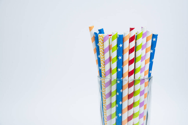 Pailles de papier à boire colorées pour les cocktails d'été sur fond blanc. Espace de copie. - Photo, image