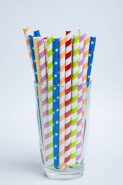 Pailles de papier à boire colorées pour les cocktails d'été sur fond blanc. Espace de copie. - Photo, image