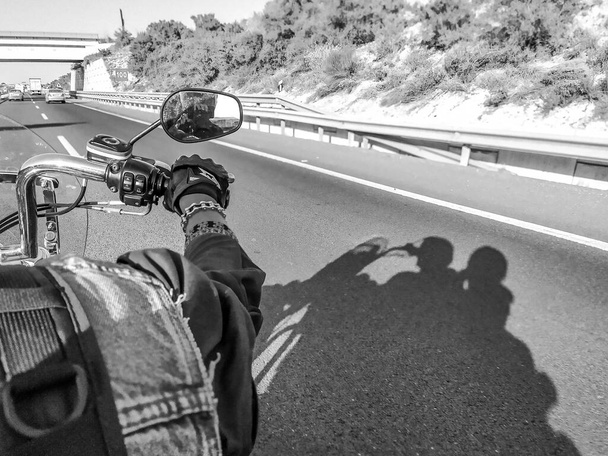 バイクで2台。道路上のバイカーの影。ロマンチックな旅。2輪だ。バレンタインデー。パイロットの後ろだ。地面にシルエット。バイクのミラーとハンドルバー。ファミリー元旅行. - 写真・画像