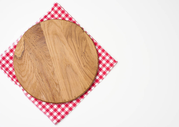 tablero de cocina de corte de madera redonda vacía sobre un fondo blanco, tablero de pizza, espacio para copiar - Foto, imagen