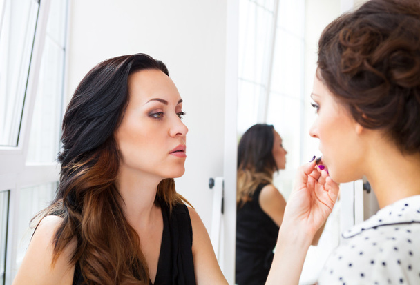 Stylist makes make up for bride on the wedding day - Foto, immagini