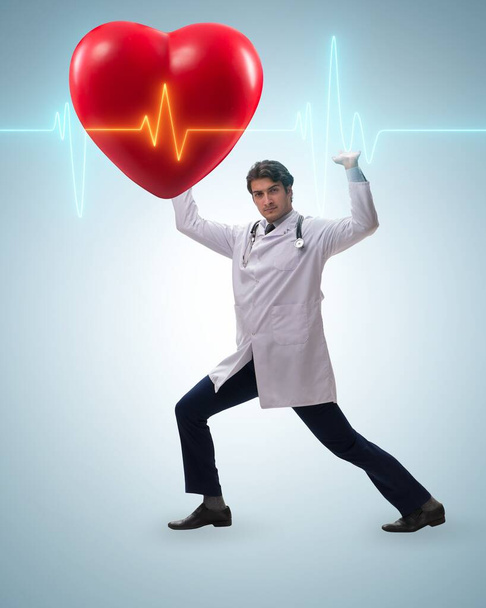 Lääkäri kardiologi tukee kardiogrammi sydämen linja - Valokuva, kuva