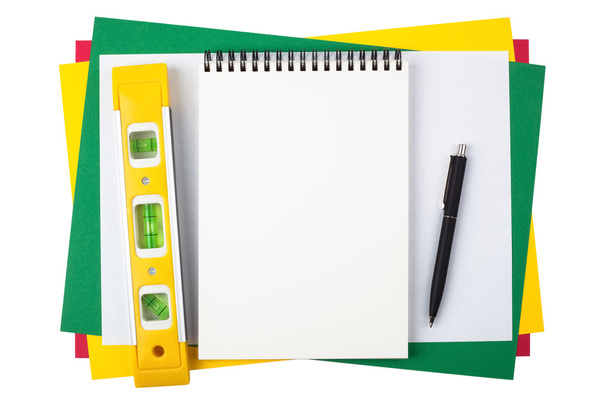 zápisník, úroveň a černé pero na barevný papír. - Fotografie, Obrázek