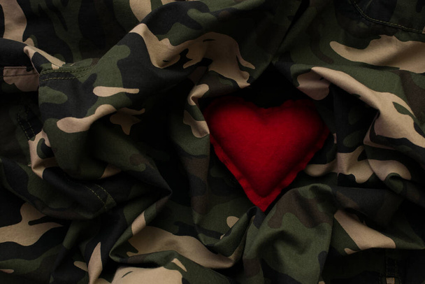Punainen sydän armeijan naamioasussa. Rakkaus ja sota käsite - Valokuva, kuva