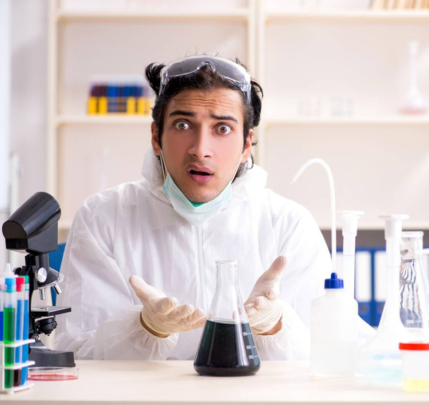 Il giovane e affascinante chimico che lavora in laboratorio - Foto, immagini