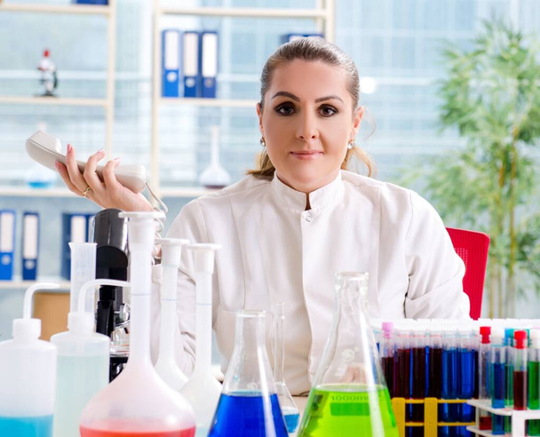 La química femenina que trabaja en el laboratorio médico - Foto, Imagen