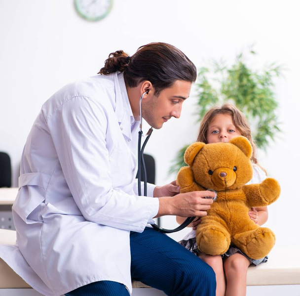 Jovem médico pediatra com menina pequena
 - Foto, Imagem