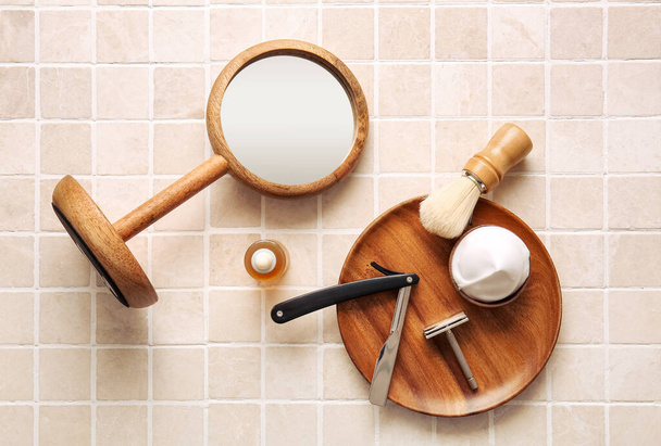 Κομψά ανδρικά αξεσουάρ για ξύρισμα και καθρέφτη σε φόντο πλακιδίων - Φωτογραφία, εικόνα