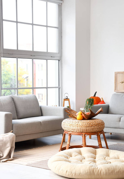 Interiér moderního obývacího pokoje s pohodlnými pohovkami - Fotografie, Obrázek