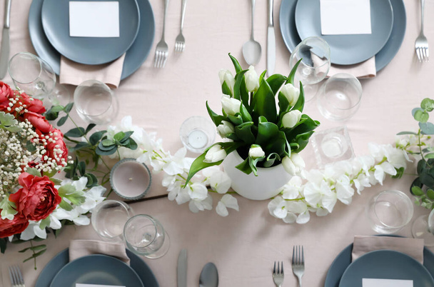 Lale çiçekleri ve boş kartlarla şık masa ayarları - Fotoğraf, Görsel
