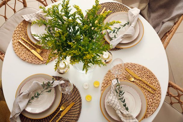 Krásné prostírání stolu s jarní kyticí - Fotografie, Obrázek