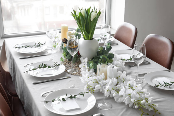 Esstisch mit schönem Dekor, Blumen und leeren Karten - Foto, Bild