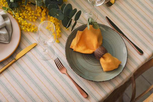 Ruokapöytä kauniilla puitteilla ja kukka sisustus - Valokuva, kuva