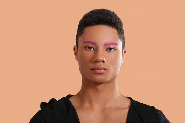 Модный молодой парень с необычными бровями на цветном фоне - Фото, изображение