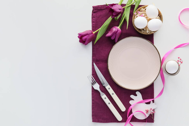 Prachtige paastafel met tulpenbloemen op witte achtergrond - Foto, afbeelding