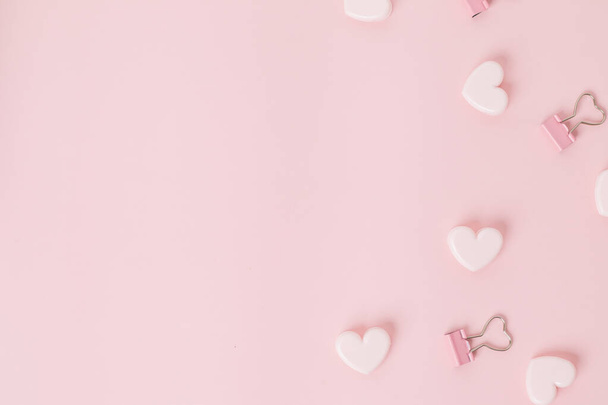 μικρές ροζ καρδιές σε ροζ φόντο, πάνω όψη, επίπεδο - Φωτογραφία, εικόνα