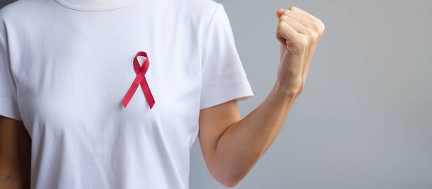 Burgundy Red Ribbon maaliskuun multippeli myelooma Cancer ja joulukuu World Aids Day Awareness kuukausi. Terveydenhuolto ja maailman syöpä päivä käsite - Valokuva, kuva