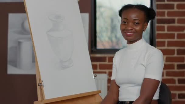 Portré kreatív nő ül a vászon előtt rajzzal - Felvétel, videó
