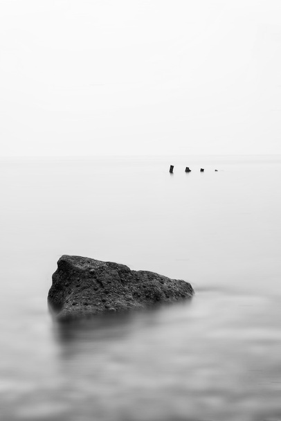 hajótörés tönkre a Fekete-tenger és a wh minimalista táj képe - Fotó, kép