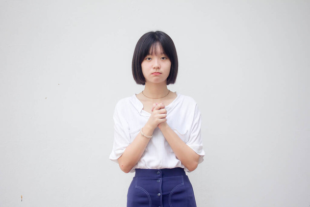 Азия тай подросток Белая футболка красивая девушка молиться - Фото, изображение