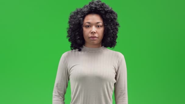 Groen scherm jong Afrikaans vrouw strek palm naar camera - Video