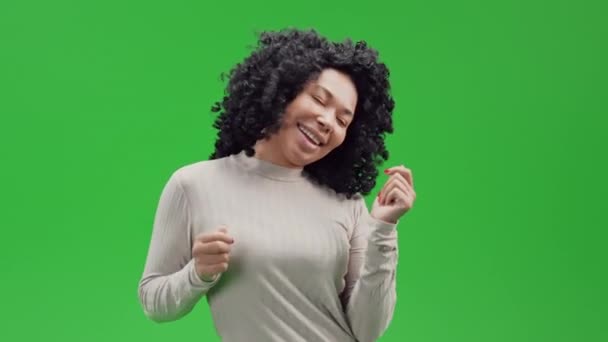 Zöld vetítővászon fiatal afrikai női tánc - Felvétel, videó