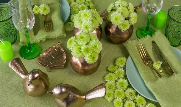 Festive spring table setting with flowers in green tone - Φωτογραφία, εικόνα